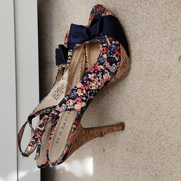 Floral Heels - Picture 4 of 4